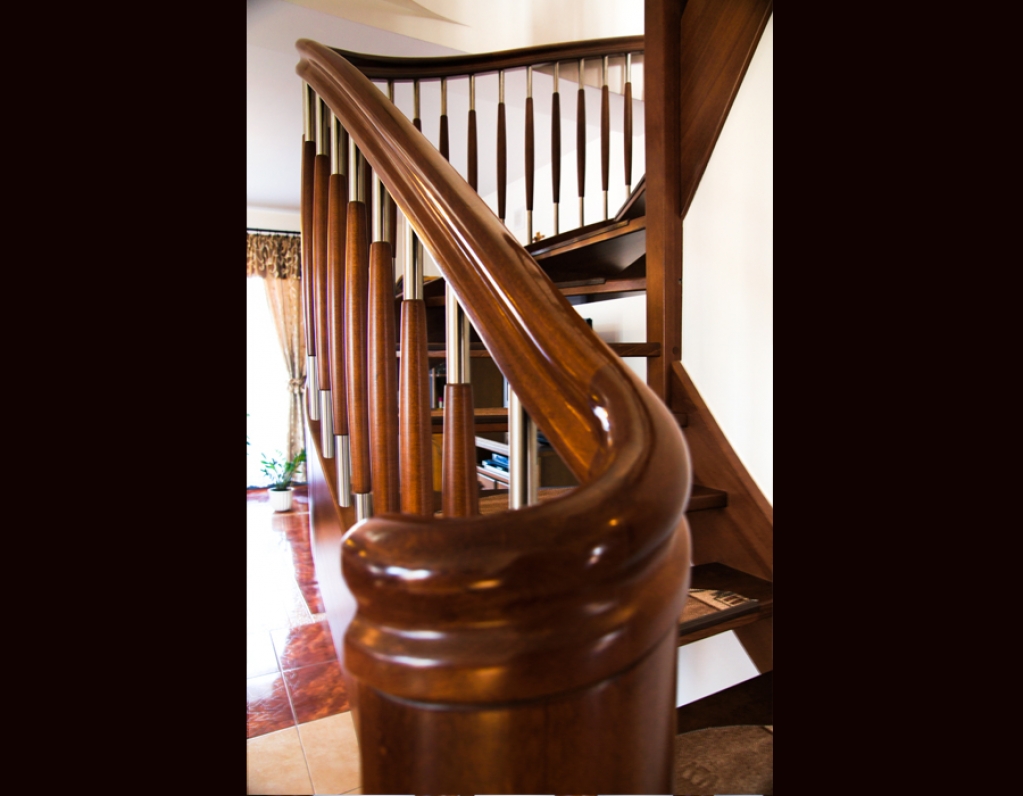Gięta poręcz schodów drewnianych