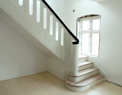 Białe schody drewniane
