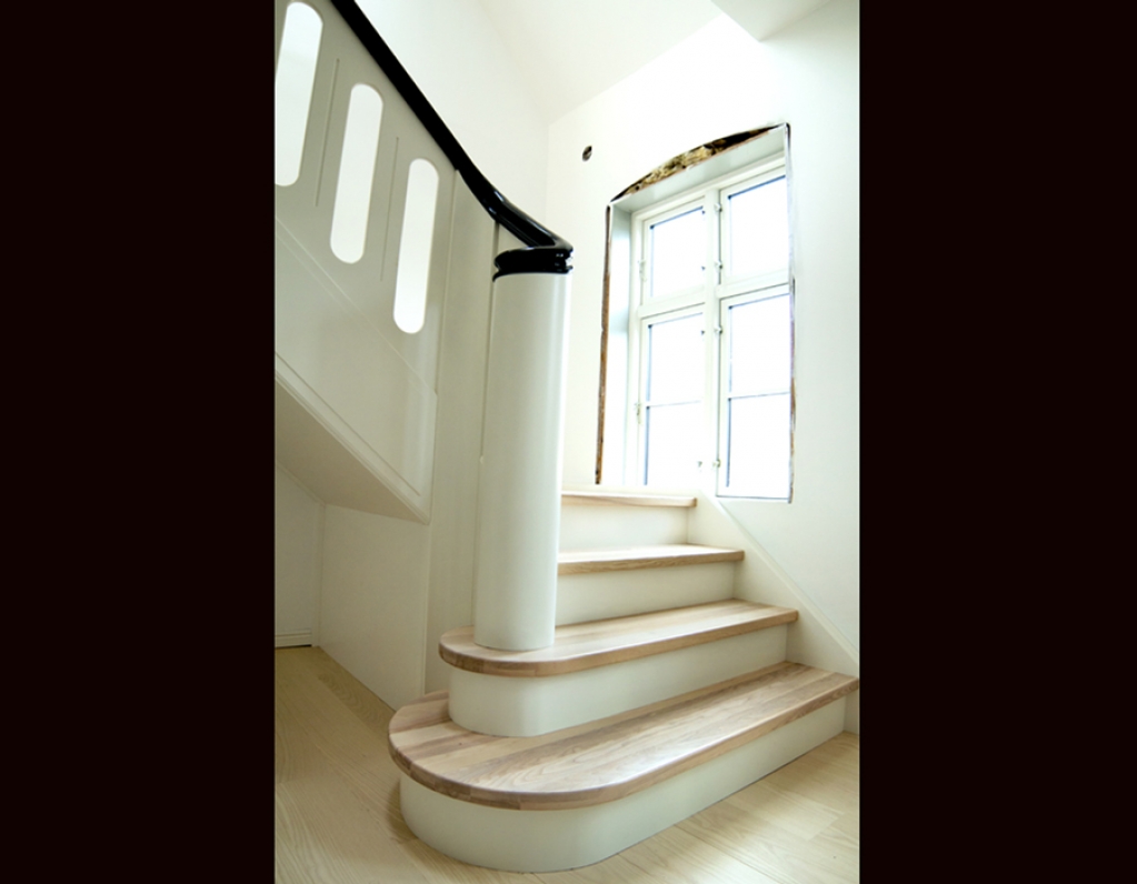 Białe schody drewniane ze stopniami blokowymi