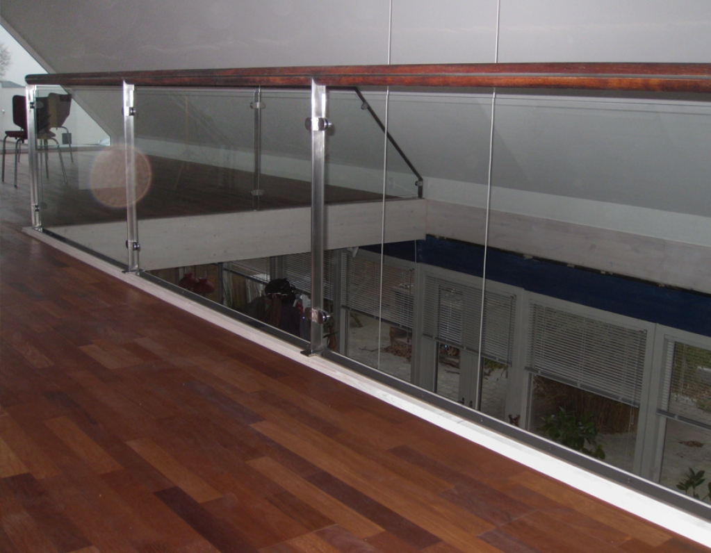 Szklana galeria schodów